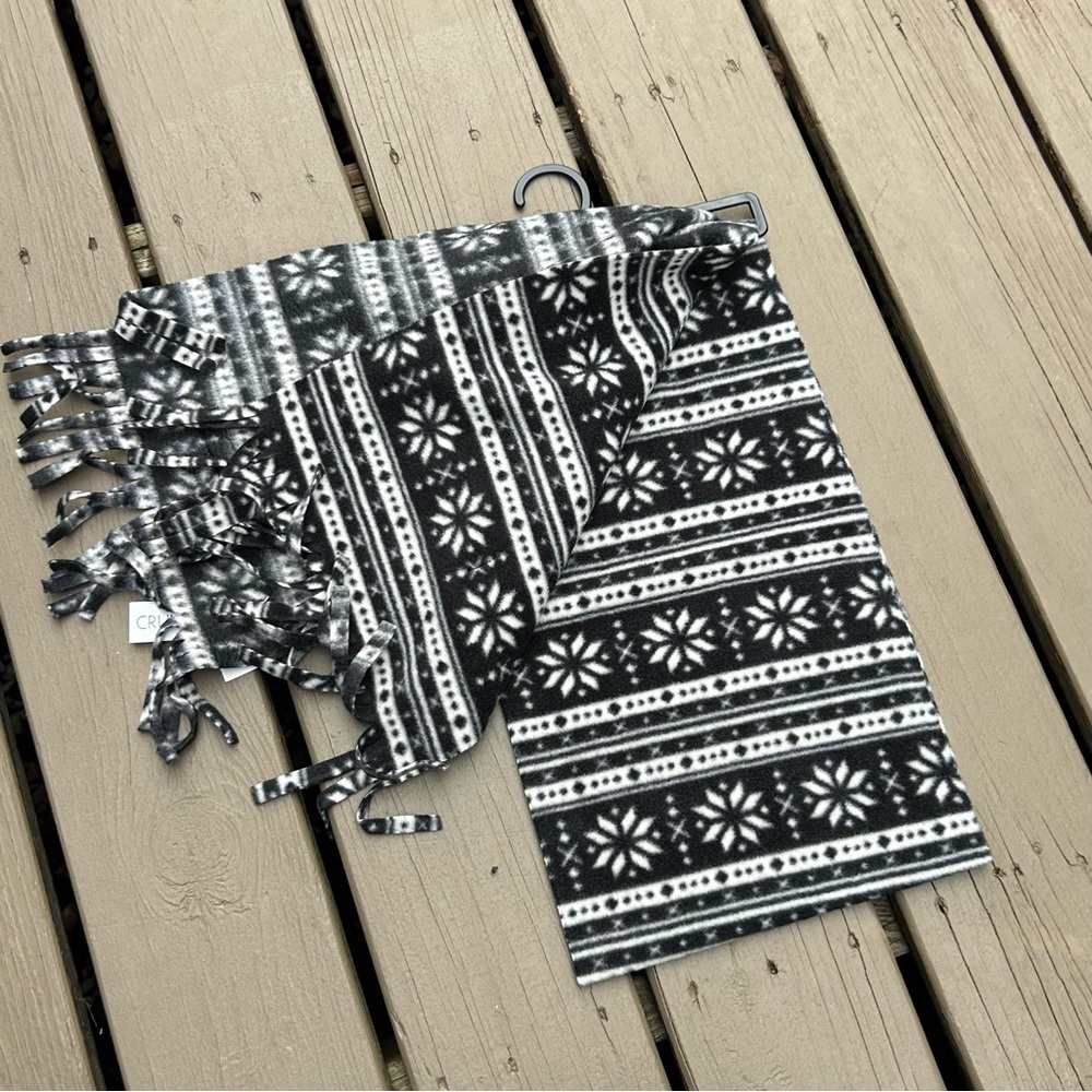 Cruise Wear Black & Cream Alaska Ladies Fleece Print Fringe Scarf | NEW in pkg